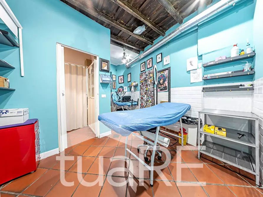 Immagine 11 di Negozio in vendita  in Vicolo Del Bologna a Roma