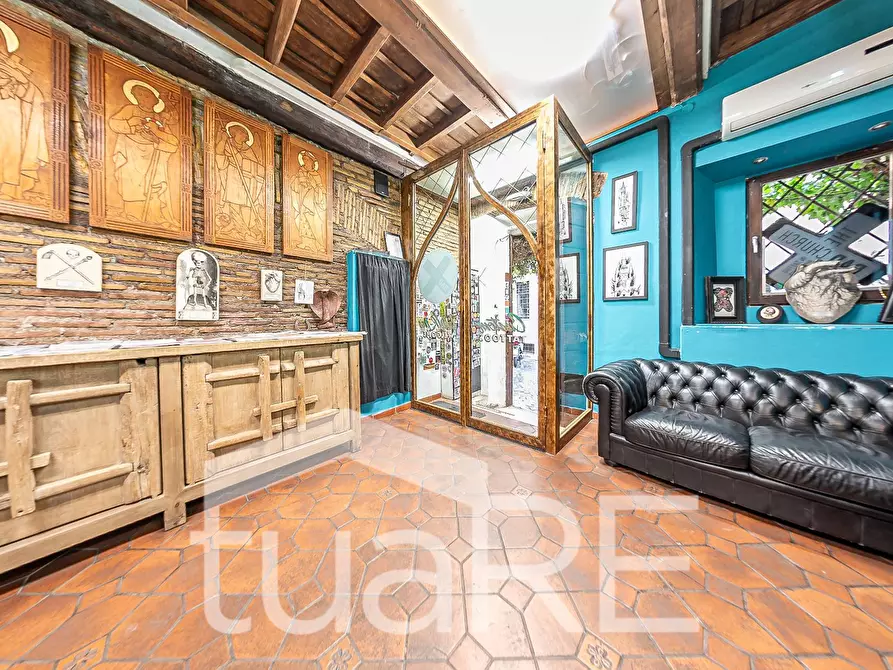 Immagine 16 di Negozio in vendita  in Vicolo Del Bologna a Roma