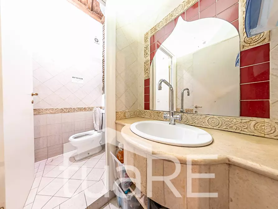 Immagine 17 di Negozio in vendita  in Vicolo Del Bologna a Roma