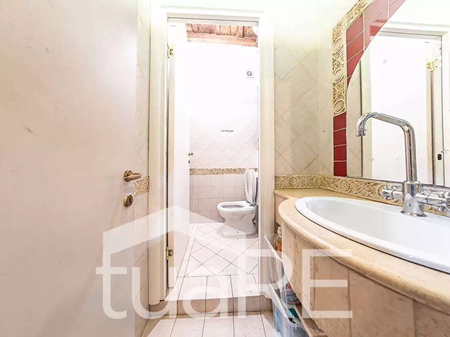 Immagine 19 di Negozio in vendita  in Vicolo Del Bologna a Roma