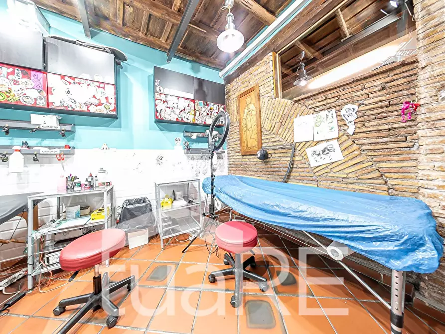 Immagine 20 di Negozio in vendita  in Vicolo Del Bologna a Roma