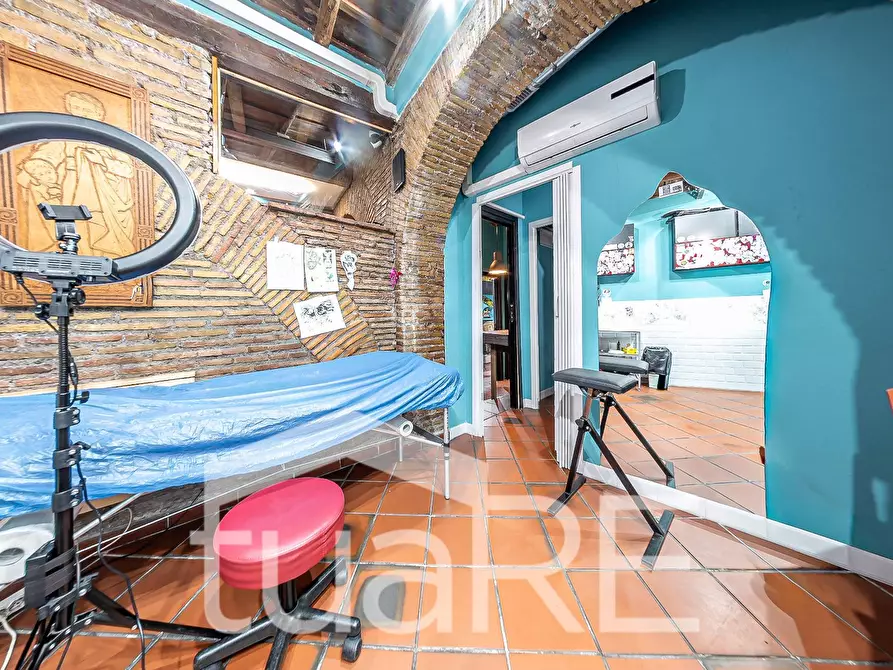 Immagine 21 di Negozio in vendita  in Vicolo Del Bologna a Roma