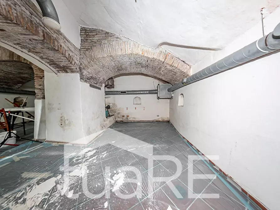 Immagine 24 di Negozio in vendita  in Vicolo Del Bologna a Roma