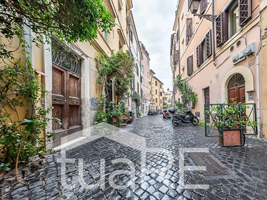 Immagine 26 di Negozio in vendita  in Vicolo Del Bologna a Roma