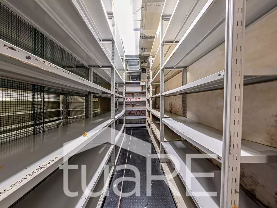 Immagine 4 di Magazzino in affitto  in Via Virgilio a Roma