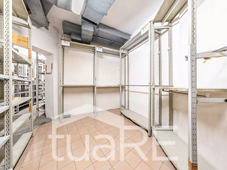 Immagine 16 di Magazzino in affitto  in Via Virgilio a Roma