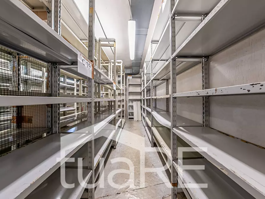 Immagine 17 di Magazzino in affitto  in Via Virgilio a Roma