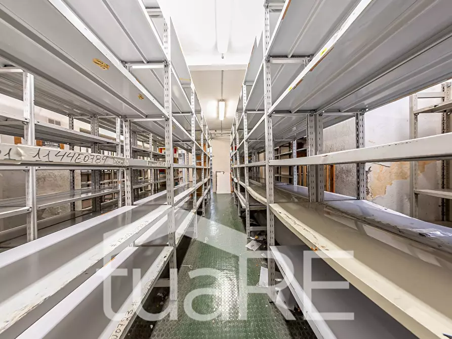 Immagine 21 di Magazzino in affitto  in Via Virgilio a Roma