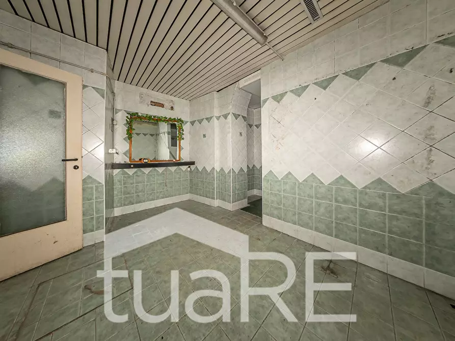 Immagine 18 di Negozio in vendita  in Via Paolo Emilio a Roma