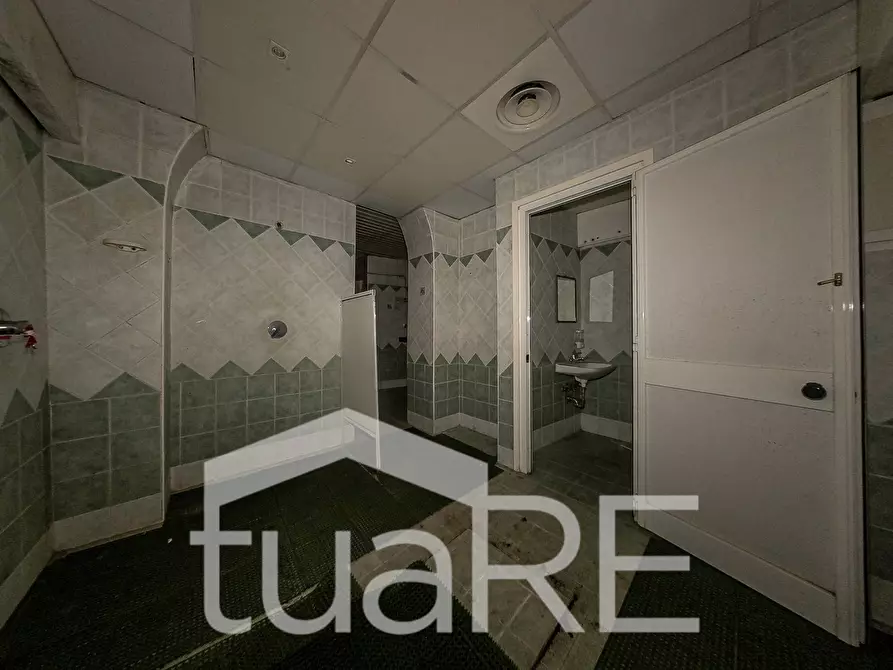 Immagine 21 di Negozio in vendita  in Via Paolo Emilio a Roma