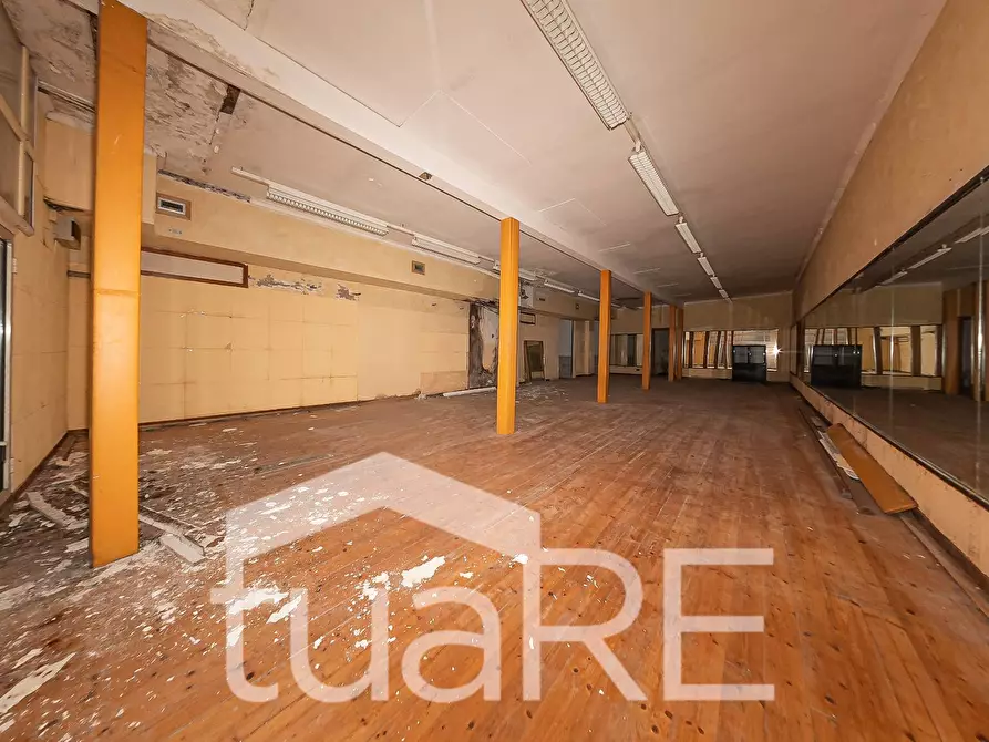 Immagine 29 di Negozio in vendita  in Via Paolo Emilio a Roma