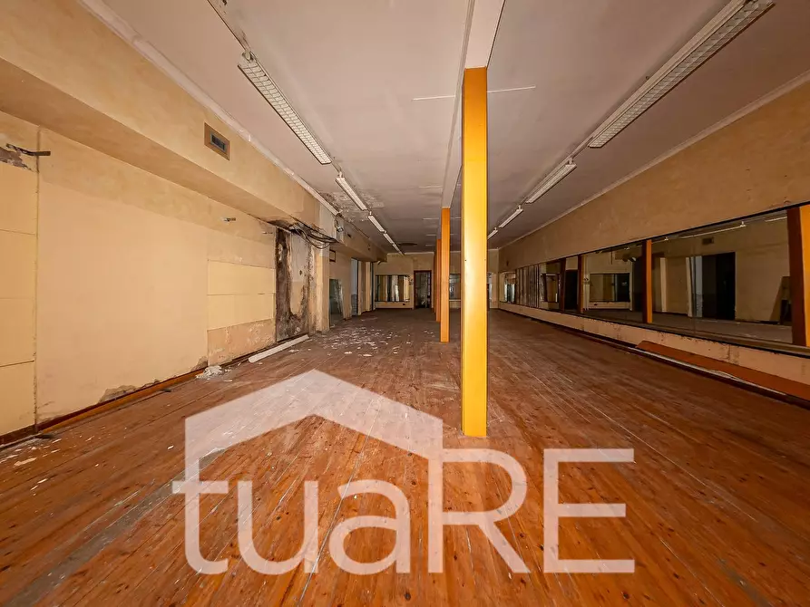 Immagine 30 di Negozio in vendita  in Via Paolo Emilio a Roma