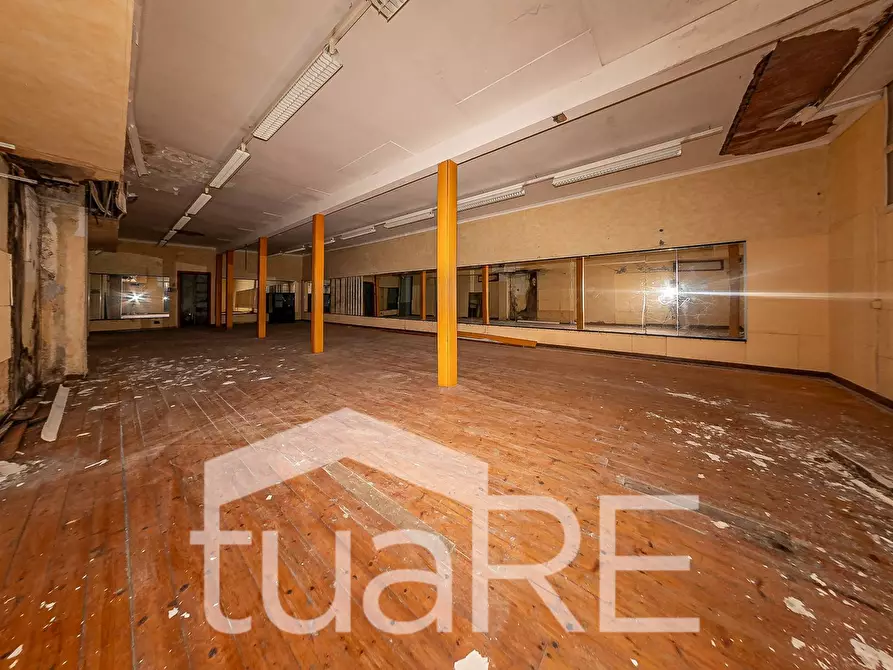 Immagine 31 di Negozio in vendita  in Via Paolo Emilio a Roma