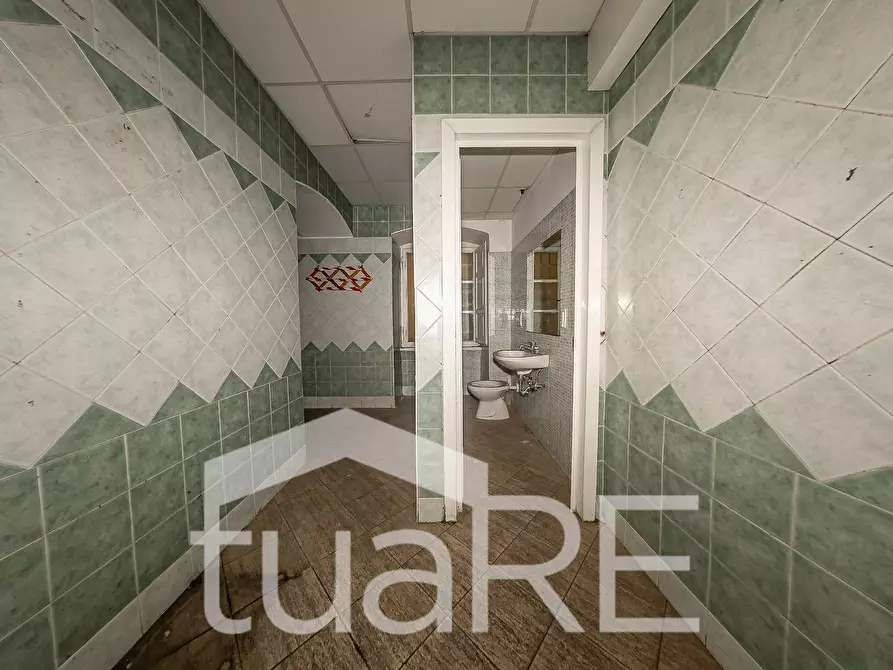 Immagine 35 di Negozio in vendita  in Via Paolo Emilio a Roma