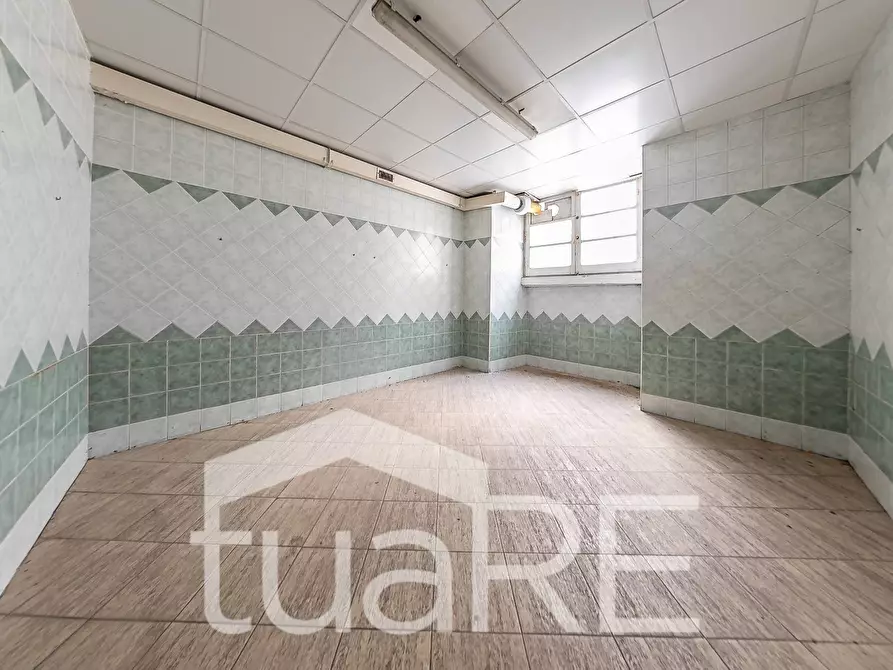 Immagine 36 di Negozio in vendita  in Via Paolo Emilio a Roma