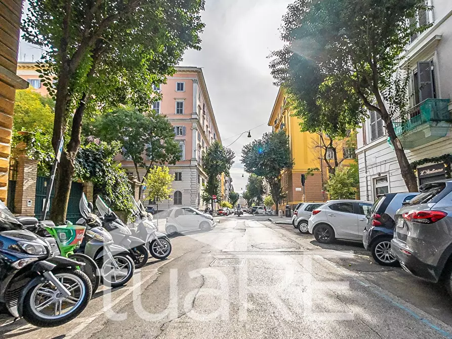 Immagine 42 di Negozio in vendita  in Via Paolo Emilio a Roma