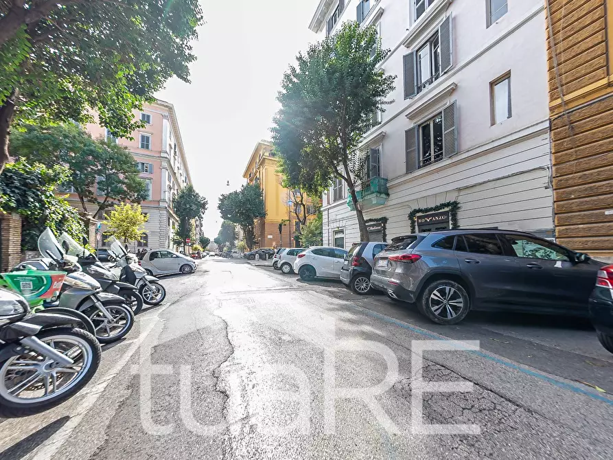 Immagine 43 di Negozio in vendita  in Via Paolo Emilio a Roma