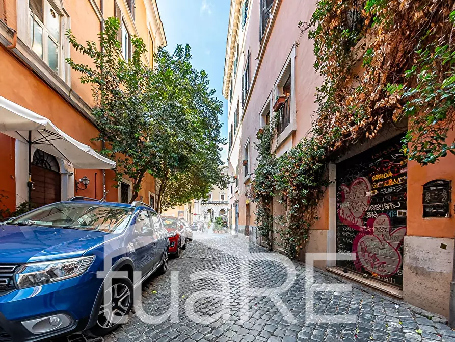 Immagine 19 di Appartamento in vendita  in Piazza Di San Cosimato a Roma