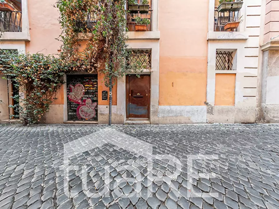 Immagine 13 di Appartamento in vendita  in Piazza Di San Cosimato a Roma