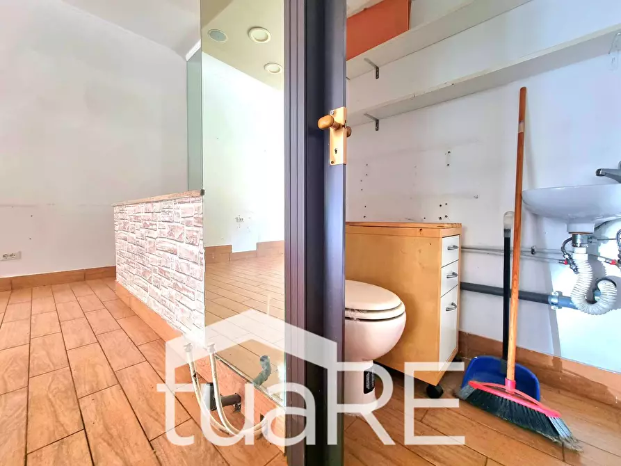 Immagine 9 di Negozio in vendita  in Via Di Panico a Roma