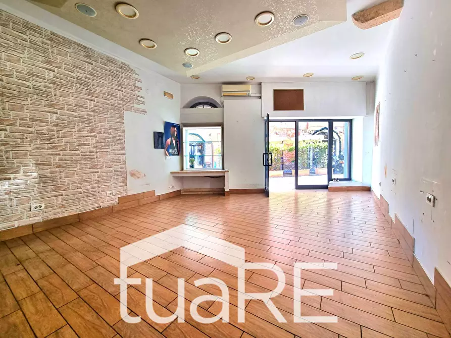 Immagine 15 di Negozio in vendita  in Via Di Panico a Roma