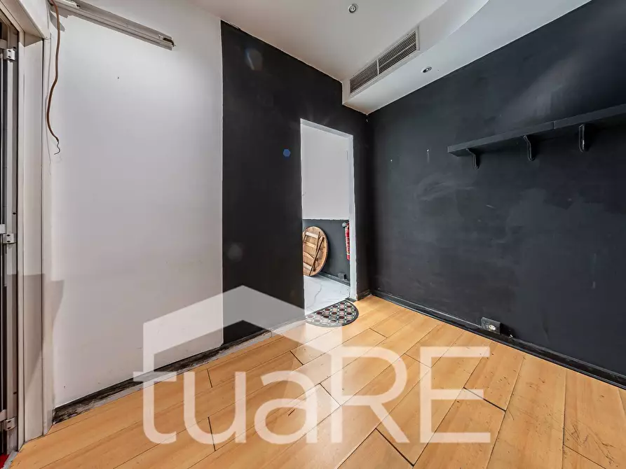 Immagine 11 di Negozio in affitto  in Via Baldo Degli Ubaldi a Roma