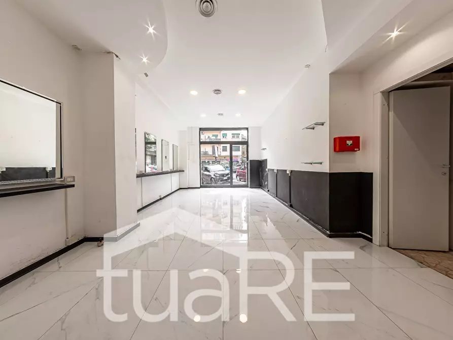 Immagine 8 di Negozio in affitto  in Via Baldo Degli Ubaldi a Roma