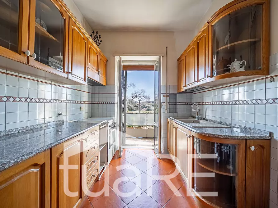 Immagine 14 di Appartamento in vendita  in Via Proba Petronia a Roma