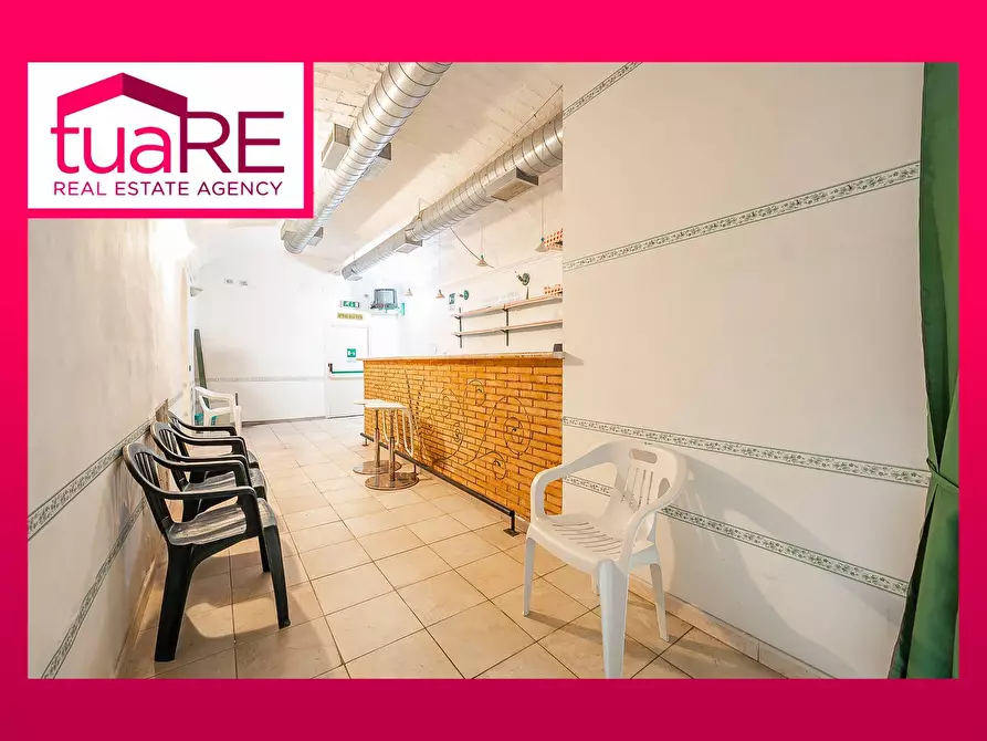 Immagine 1 di Negozio in vendita  in Piazza Asti a Roma