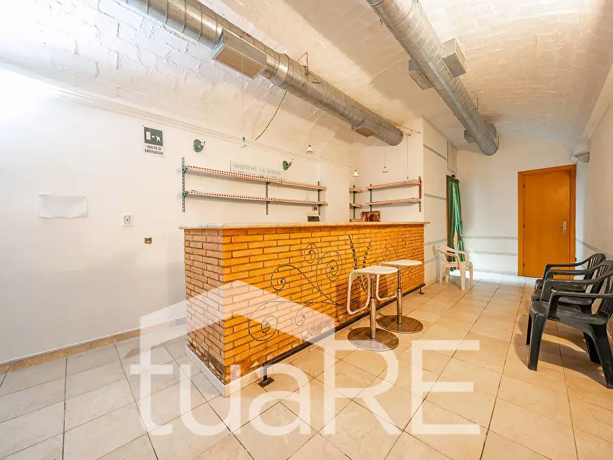 Immagine 2 di Negozio in vendita  in Piazza Asti a Roma