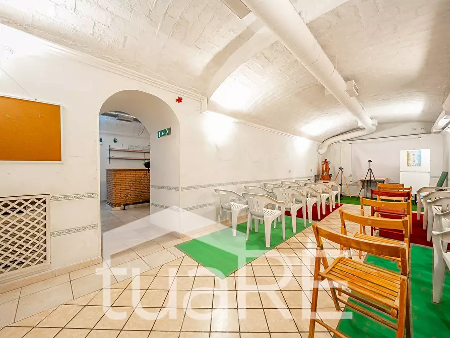 Immagine 4 di Negozio in vendita  in Piazza Asti a Roma