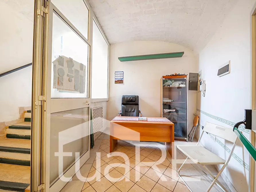 Immagine 5 di Negozio in vendita  in Piazza Asti a Roma