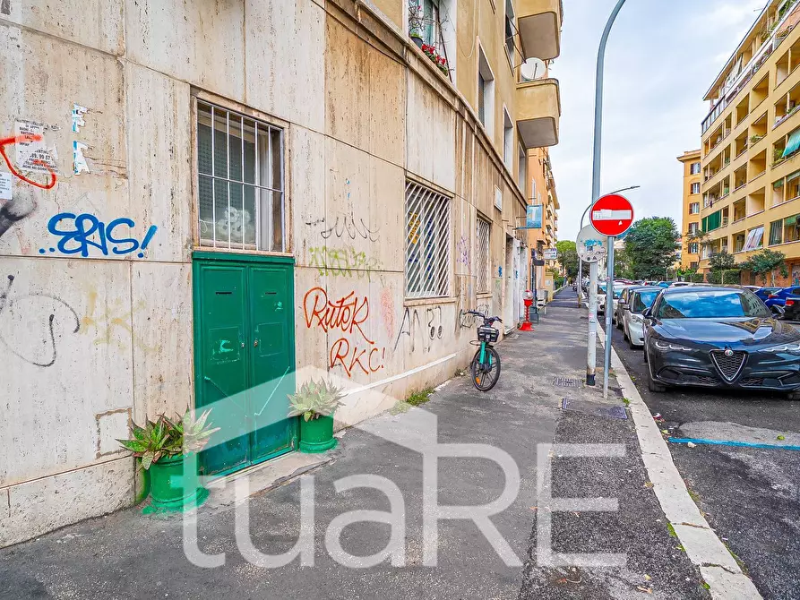 Immagine 7 di Negozio in vendita  in Piazza Asti a Roma