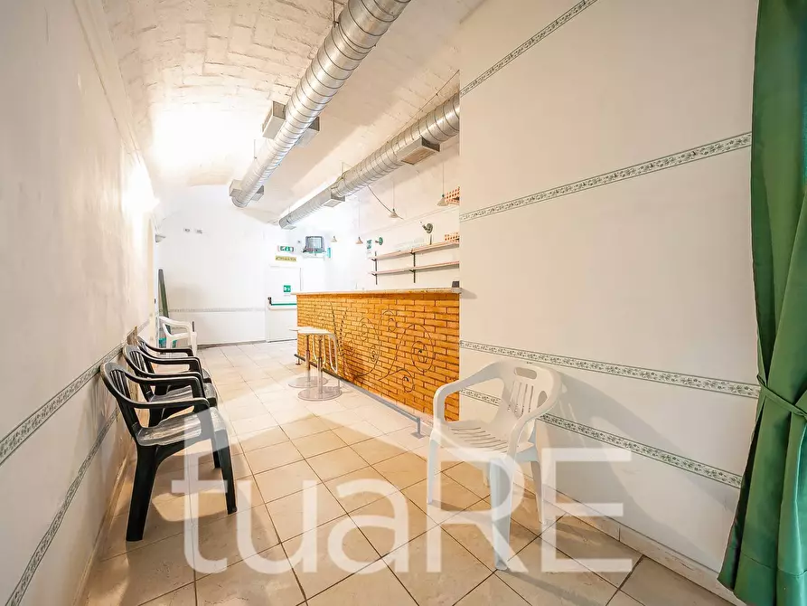 Immagine 10 di Negozio in vendita  in Piazza Asti a Roma