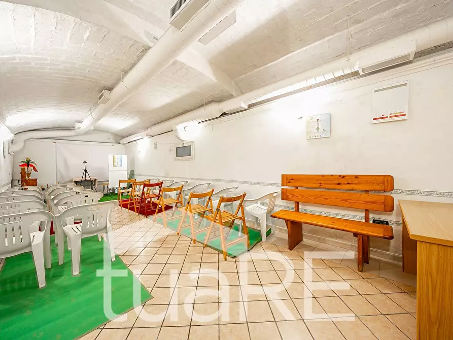 Immagine 11 di Negozio in vendita  in Piazza Asti a Roma