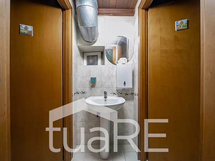 Immagine 15 di Negozio in vendita  in Piazza Asti a Roma