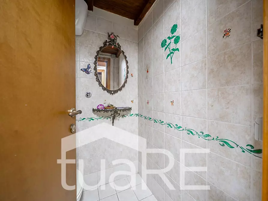 Immagine 16 di Negozio in vendita  in Piazza Asti a Roma