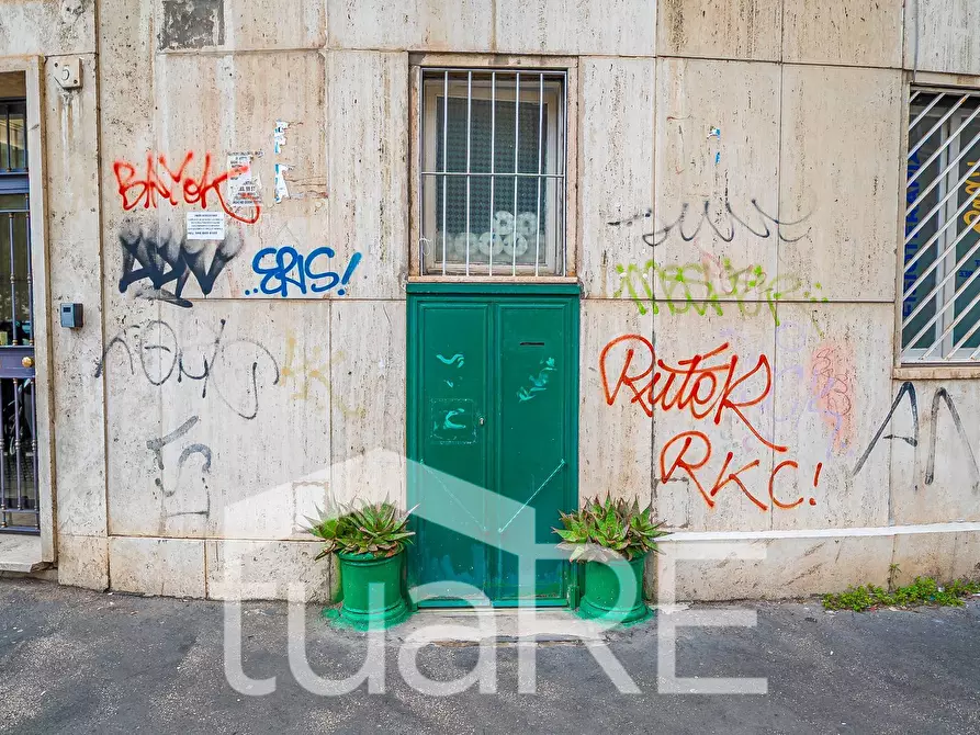 Immagine 17 di Negozio in vendita  in Piazza Asti a Roma