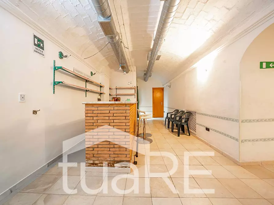 Immagine 19 di Negozio in vendita  in Piazza Asti a Roma