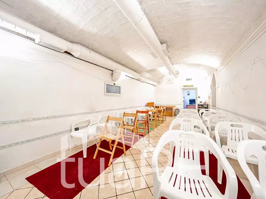 Immagine 21 di Negozio in vendita  in Piazza Asti a Roma