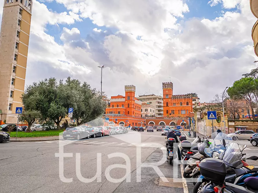 Immagine 22 di Negozio in vendita  in Piazza Asti a Roma