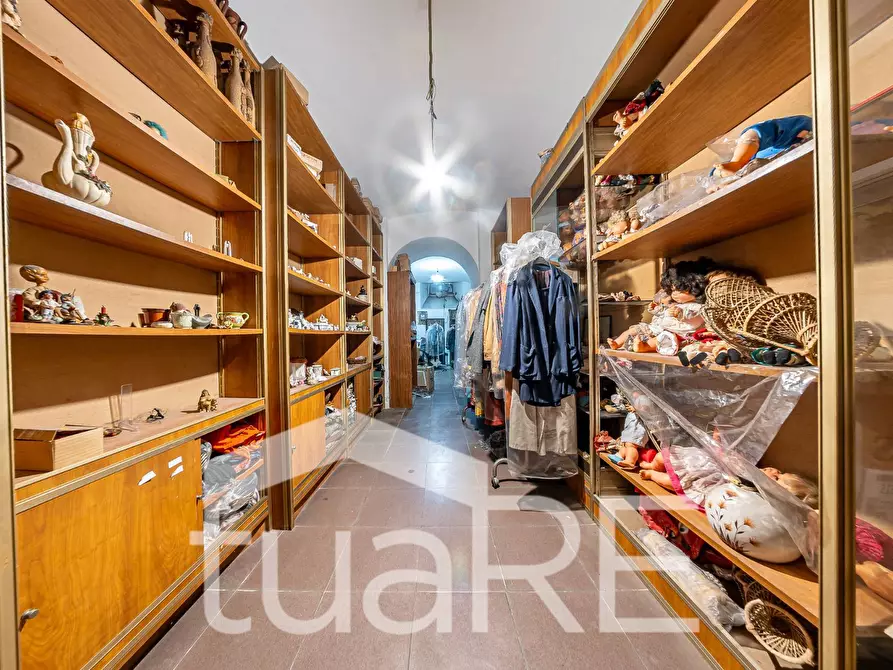 Immagine 5 di Negozio in vendita  in Viale Giulio Cesare a Roma