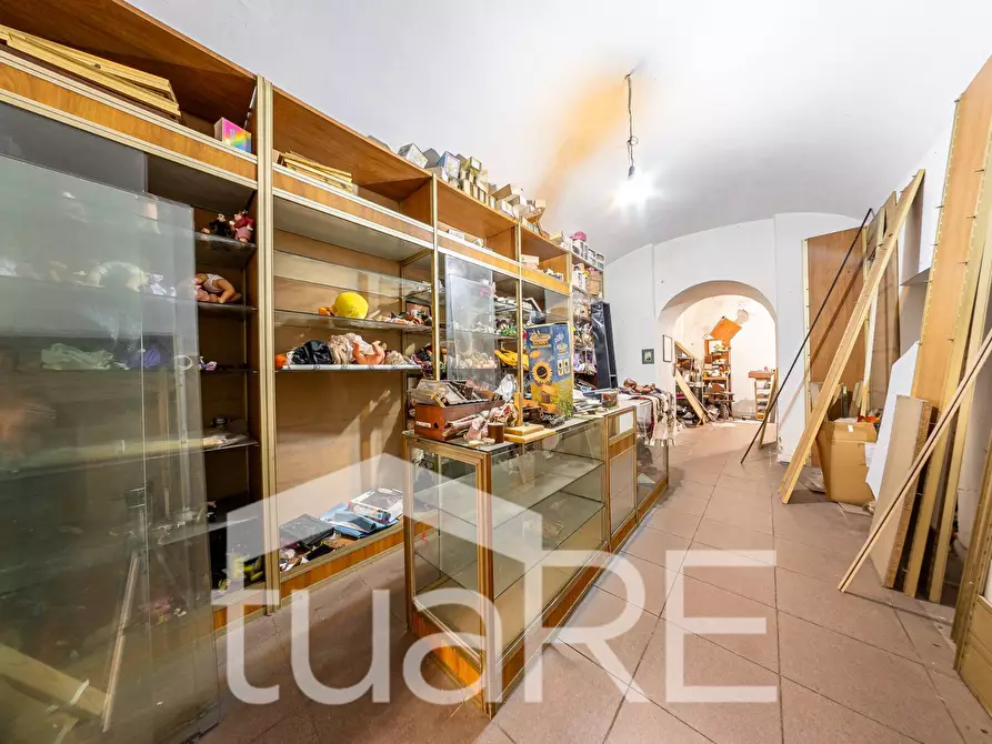 Immagine 8 di Negozio in vendita  in Viale Giulio Cesare a Roma