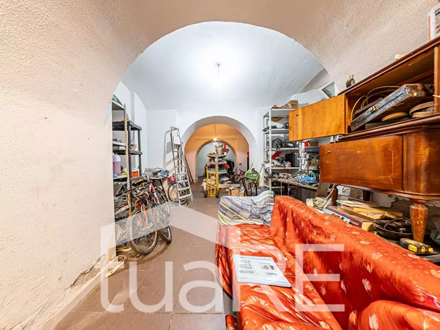 Immagine 10 di Negozio in vendita  in Viale Giulio Cesare a Roma