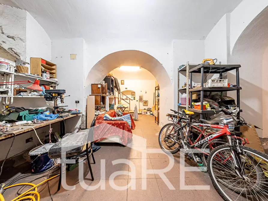 Immagine 11 di Negozio in vendita  in Viale Giulio Cesare a Roma