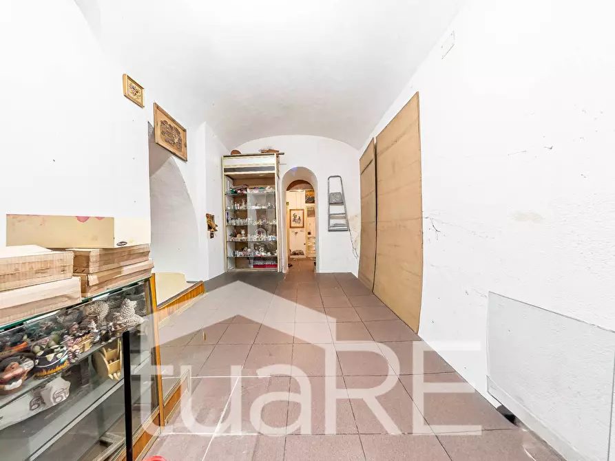 Immagine 17 di Negozio in vendita  in Viale Giulio Cesare a Roma