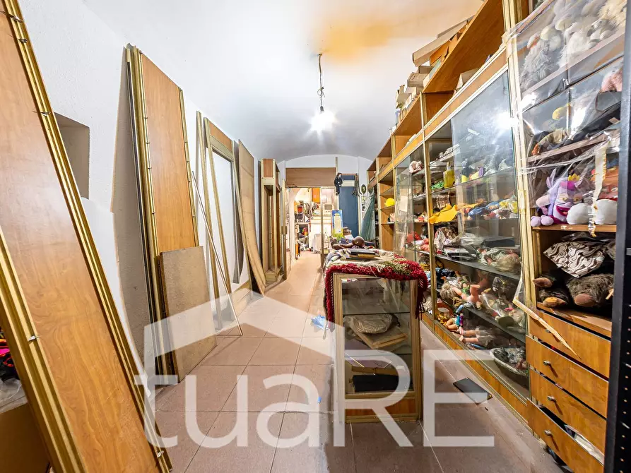Immagine 18 di Negozio in vendita  in Viale Giulio Cesare a Roma