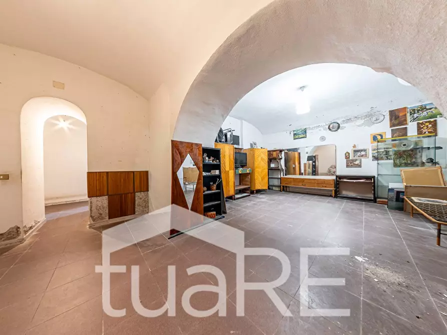 Immagine 19 di Negozio in vendita  in Viale Giulio Cesare a Roma