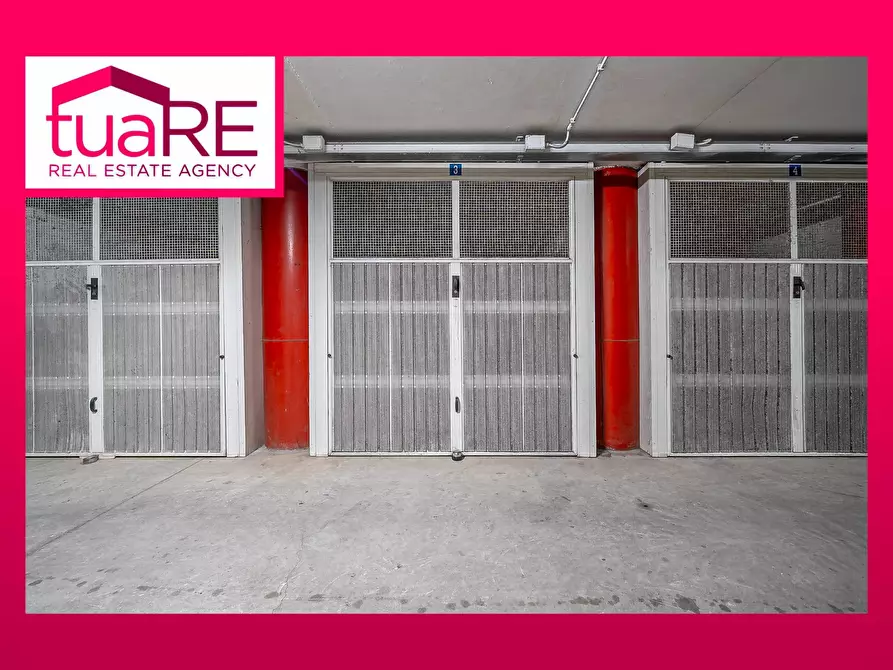 Immagine 1 di Box auto in vendita  in Via Pietro De Cristofaro a Roma