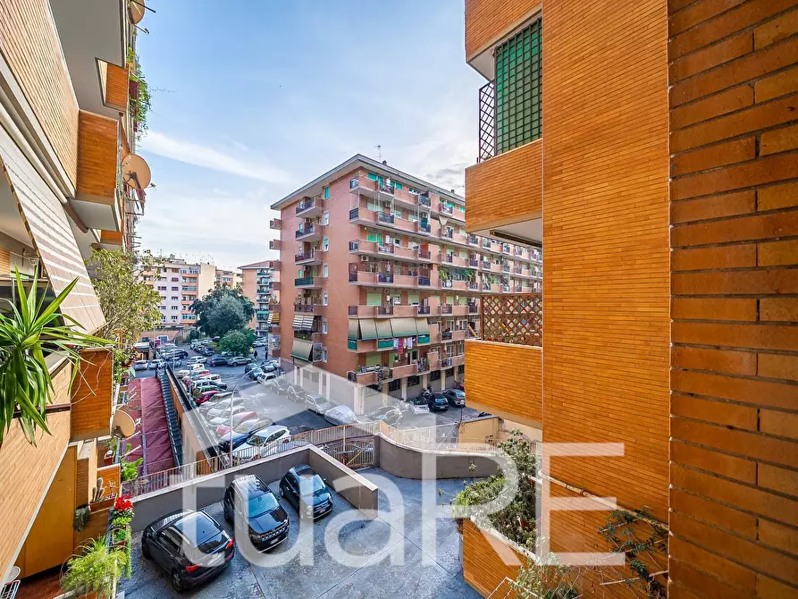 Immagine 3 di Appartamento in vendita  in Via Appia Nuova a Roma